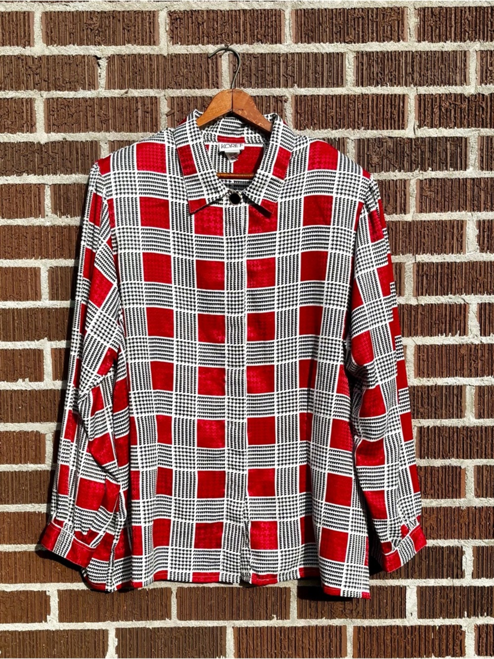 Koret Red, Black & White Geometric Button Front Top